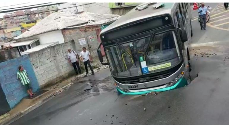 Ônibus cai em cratera no asfalto de avenida em Osasco, na Grande São Paulo