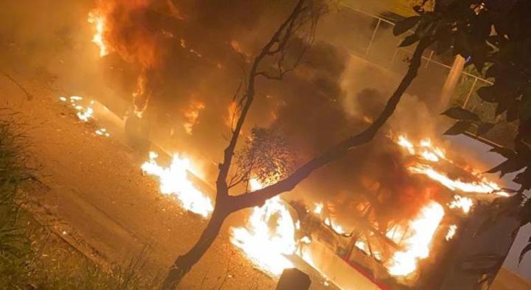 Moradores de Diadema ateiam fogo em ônibus em represália a morte de homem