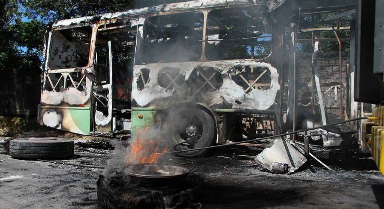 Governo do Amazonas cria comitê após incêndio em ônibus e depredações