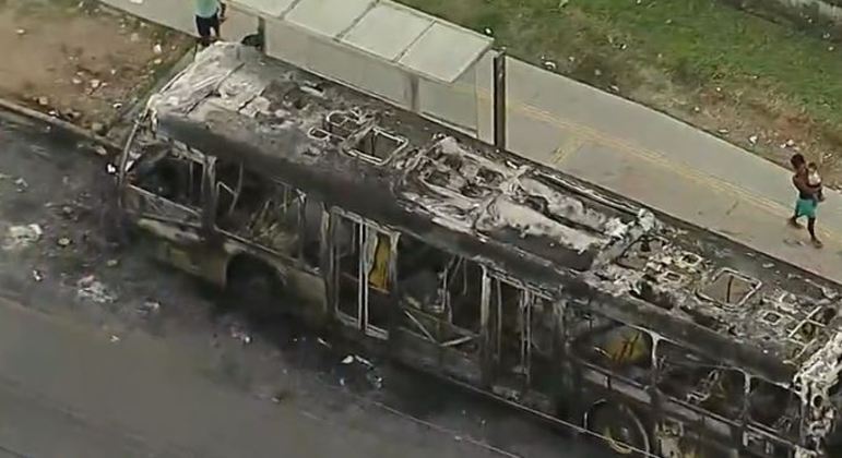 Ônibus queimado durante protesto contra morte de jovem pela PM em Guaianases