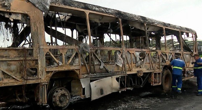 Ônibus incendiado por vândalos no Eixo Monumental na manhã desta terça-feira (13)