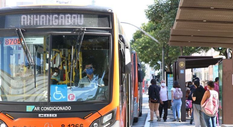 Prefeitura distribui máscaras em terminais de ônibus em São Paulo