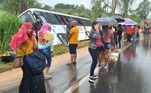 Passageiros aguardam novo transporte após acidente na BR 020. Seis pessoas ficaram levemente feridas e foram atendidas no local sem a necessidade de encaminhamento a uma unidade de saúde.