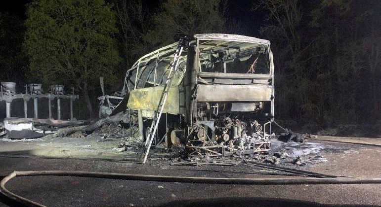 Ônibus destruído é visto no oeste da Ucrânia após um  acidente de trânsito