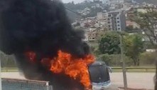 Ônibus com delegação do Vasco sub-14 pega fogo na estrada; ninguém ficou ferido