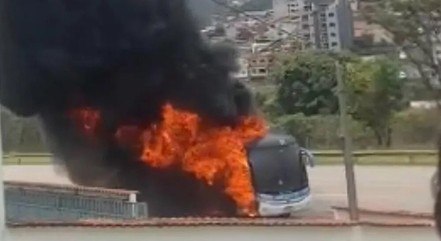 Ônibus que levava delegação do Vasco pegou fogo
