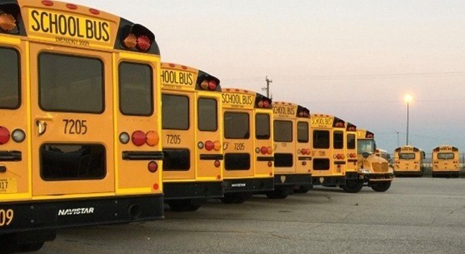 Ônibus equipados com internet está ajudando crianças para voltarem a estudar

