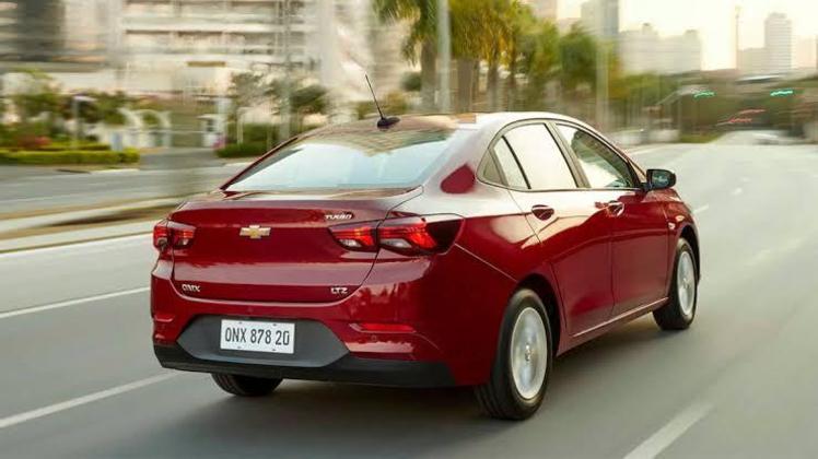 
  Chevrolet Onix PlusO sedan é o modelo disponível no mercado que mais roda com
1 litro de combustível nas estradas, mas perde autonomia ao ser o escolhido
para circular na cidade.

Cidade: 9,6 km/l (etanol) e 13,8 km/l (gasolina)

Estrada: 12,5 km/l (etanol) e 17,6 km/l (gasolina)