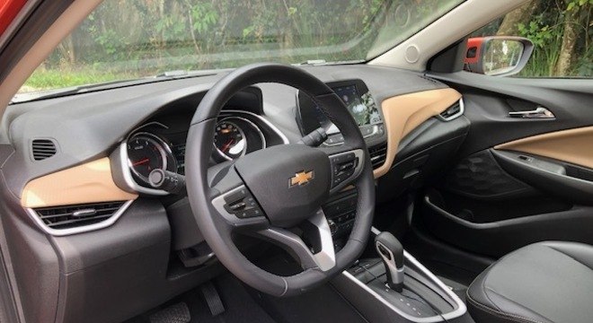 Interior do carro com bancos em couro e revestimento em duas cores na versão Premier