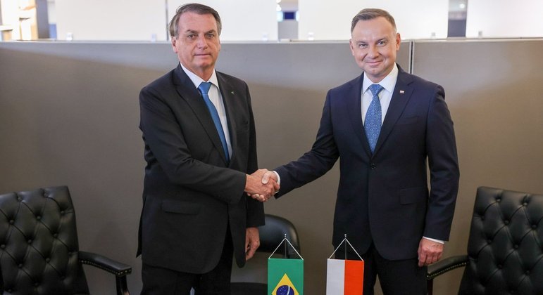 Jair Bolsonaro posa com o presidente da Polônia Andrzej Duda