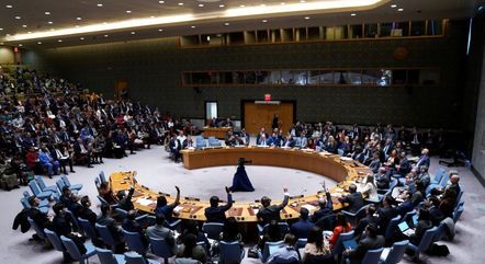Integrantes do Conselho de Segurança da ONU votam durante reunião sobre o conflito entre Israel e o Hamas