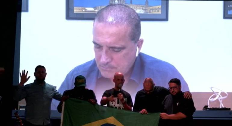 Em evento cristão, Onyx e Allan dos Santos oram juntos pela permanência de Bolsonaro no poder