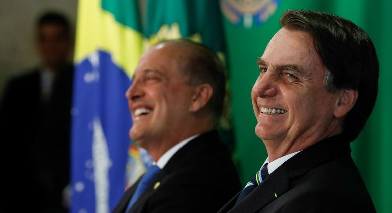 O presidente Jair Bolsonaro e o ex-ministro Onyx Lorenzoni em evento no Palácio do Planalto