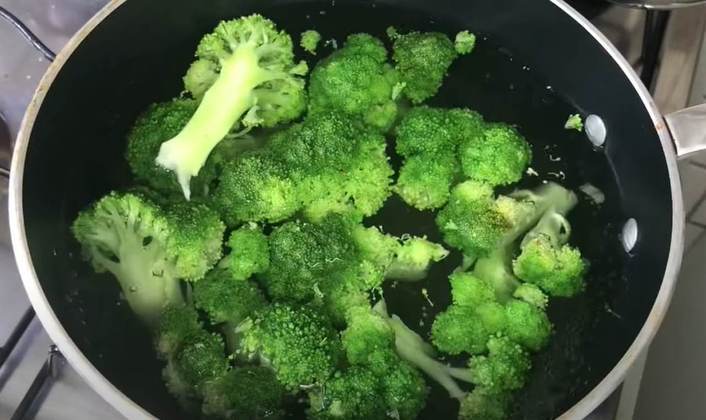Opção de receita para usar o brócolis: Brócolis refogado