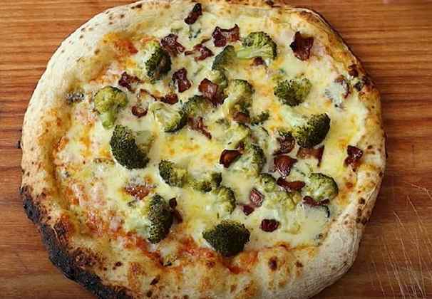Opção de receita para usar o brócolis: Pizza de brócolis