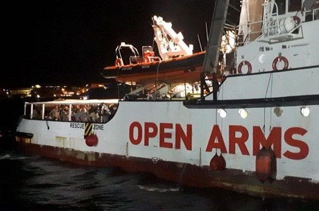 83 migrantes deixaram navio humanitário
