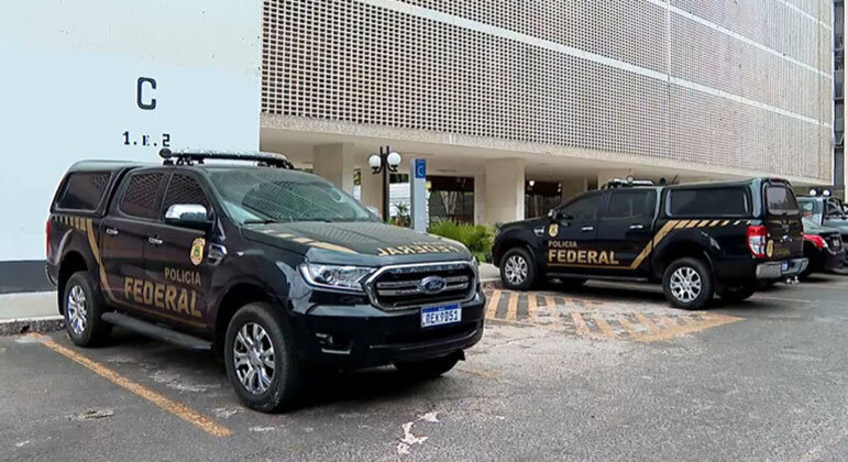 Viaturas da Polícia Federal no prédio funcional onde o parlamentar mora, em Brasília