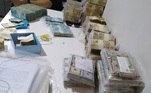 A Justiça determinou o bloqueio de R$ 252 milhões das contas bancárias dos envolvidos. As autoridades encontraram R$ 2 milhões e US$ 730 mil em Santos (SP)