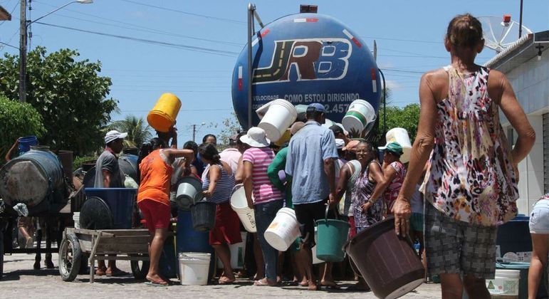 População busca água da Operação Carro-Pipa em em Águas Belas, interior de Pernambuco 
