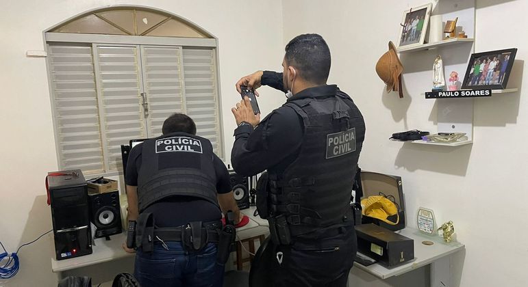 Polícia Civil cumpre mandados de busca e apreensão na casa do suspeito 