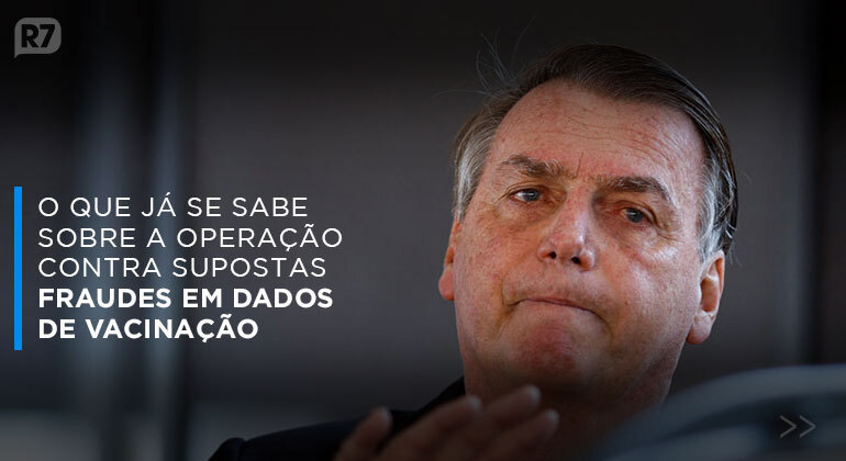 Ex-presidente Jair Bolsonaro durante buscas da PF na sua casa em Brasília