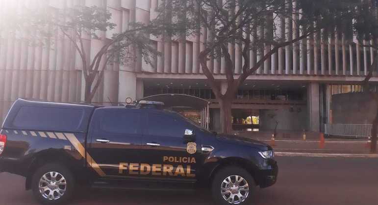 Carro da Polícia Federal em frente à sede do DNIT, em Brasília