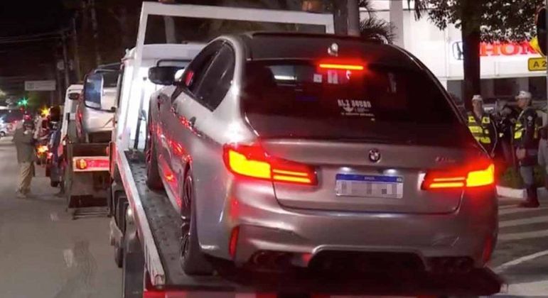 Ao todo, 118 veículos, a maioria modelos de luxo e esportivos, foram apreendidos