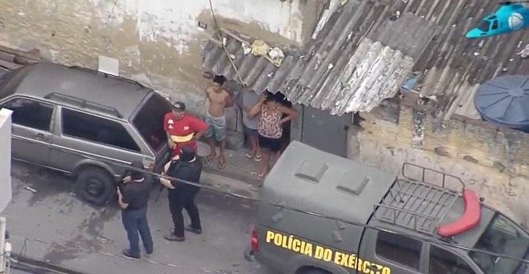 Os agentes também conversam com moradores da comunidade para encontrar pistas que possam levá-los até o armamento