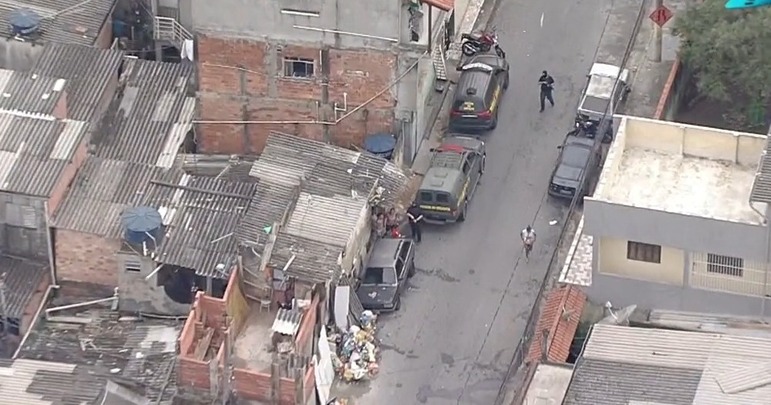 Eles passaram a ser ouvidos como parte das investigações sobre o paradeiro do armamento. As investigações mostram que um militar ou um grupo deles arquitetou, de dentro do quartel, o furto das armas