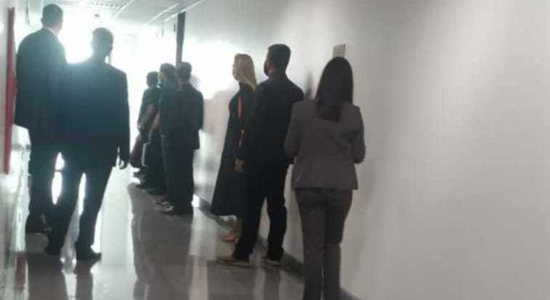 Investigadores na porta do gabinete do deputado Daniel Donizet (PL)