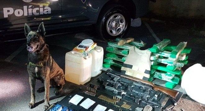 A Operação Pancadão apreendeu drogas, veículos e armas neste sábado (7)