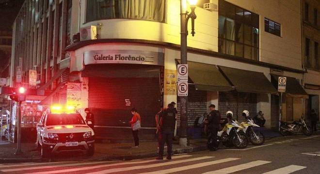 Guardas entram em lojas para retirar produtos piratas no centro de SP