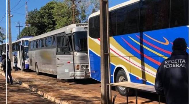 Veículos foram abordados e apreendidos por agentes da Receita com apoio da PM
