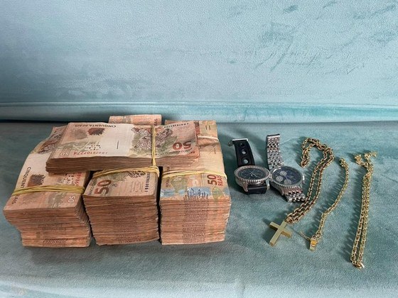 Dinheiro e joias encontradas durante a operação