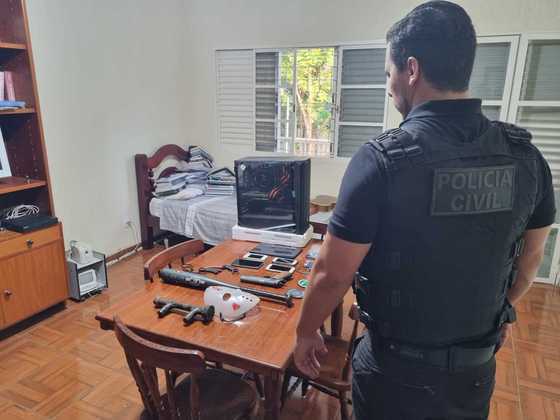 Operação apreendeu na casa de jovem suspeito armas e material pornográfico envolvendo crianças e adolescentes