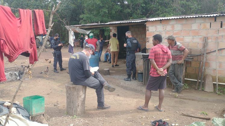 Homem são resgatados em carvoaria no Entorno