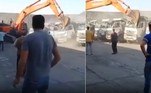 Um operário de uma mina de carvão na Turquia usou uma escavadeira para esmagar diversos caminhões basculantes no local