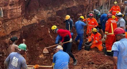 Equipes trabalham no resgate na manhã desta terça-feira (17)