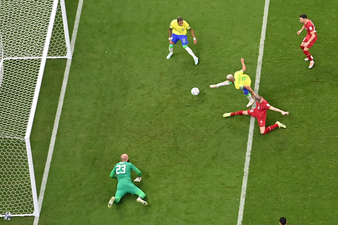 Copa do Mundo: Richarlison marca dois gols e Brasil vence Sérvia por 2 a 0