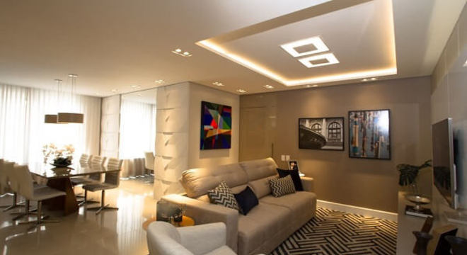 Opte por modelos de poltronas para sala de tv em tom neutro