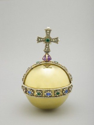 O Orbe do Soberano &eacute; composto de uma esfera oca de ouro cravejada de esmeraldas, rubis e safiras, rodeada de diamantes e emoldurada por duas fileiras de p&eacute;rolas. No topo encontra-se uma cruz cravejada de diamantes com uma safira no centro de um lado e uma esmeralda do outro.&nbsp;Durante&nbsp;a&nbsp;cerim&ocirc;nia de&nbsp;coroa&ccedil;&atilde;o, o orbe &eacute; segurado na m&atilde;o direita do monarca antes de ser colocado no altar.&nbsp;A&nbsp;joia mede 27,5 cent&iacute;metros de altura e pesa 1,32 quilos