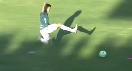 Orellana foi expulso imediatamente após o lance