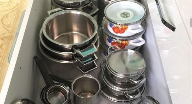 organizadores de cozinha - gaveta com organizadores de tampas 