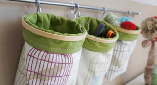 Organizadores de tecido utilizados como enfeites para banheiro