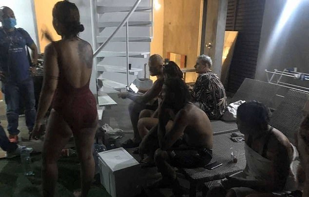 Polícia prende 9 turistas em orgia com drogas durante quarentena ...