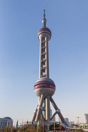 Oriental Pearl Tower - 468 metros - China - Foi inaugurada em Shangai em 1995. Sua arquitetura futurista conta com cinco esferas - duas delas gigantes. A torre tem três andares de observação e oferece um panorama de 360 graus. Além disso, possui um museu de ciência e tecnologia.
