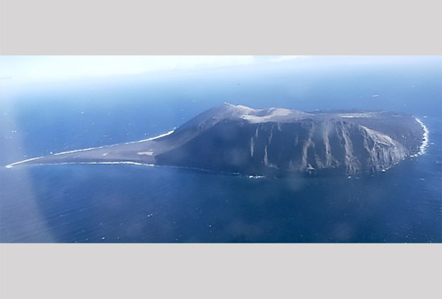 Originada de uma erupção vulcânica no litoral da Islândia, em 1963, a Ilha de Surtsey surgiu 130 metros abaixo da linha do mar e emergiu após cinco dias. Sua formação geológica é recente e seu terreno ainda está em transformação. Assim, a presença humana no local é proibida.  