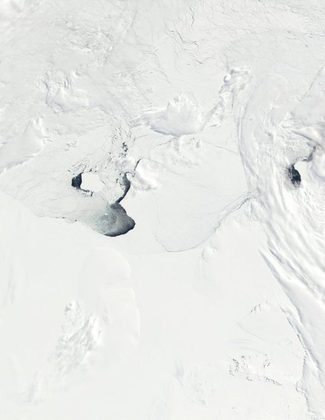 Originado de uma quebra em massa da Plataforma de Gelo Filchner, no sul do Mar de Weddell, o A23a ficou logo retido em águas rasas, formando uma 