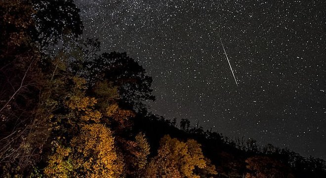 Meteoros percorrem a atmosfera, criando um espetáculo visual