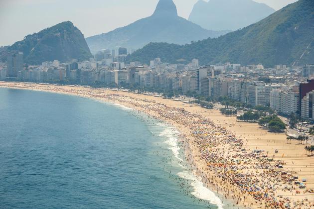 Movimentação na Praia do Leme, no Rio de Janeiro (RJ), neste domingo (20)